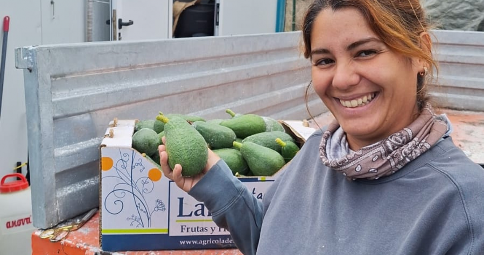 mujer con aguacate